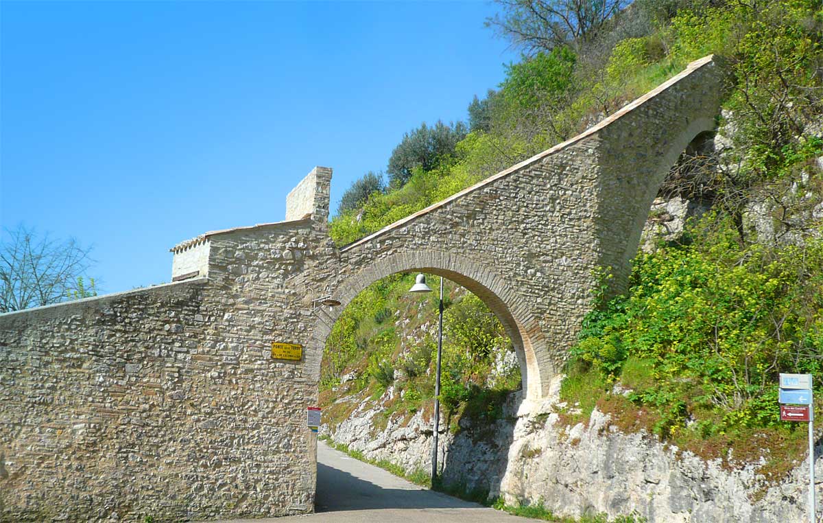 http://Ponte%20delle%20Torri%20Spoleto